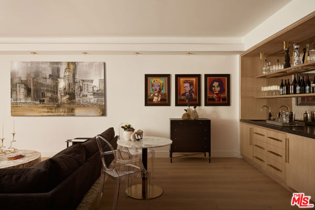 211 S Spalding Drive, Beverly Hills CA: https://media.crmls.org/mediaz/742023b6-3393-409b-91c3-9e7e0ea93538.jpg