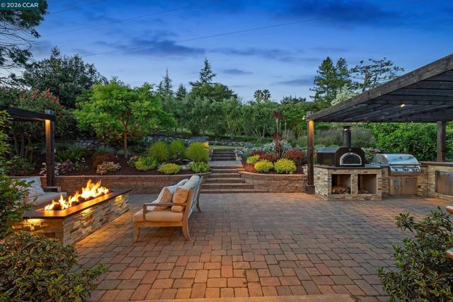 31 Ivy Dr, Orinda CA: https://media.crmls.org/mediaz/742072b2-b7c3-49cb-a31d-5f49d8bc050f.jpg