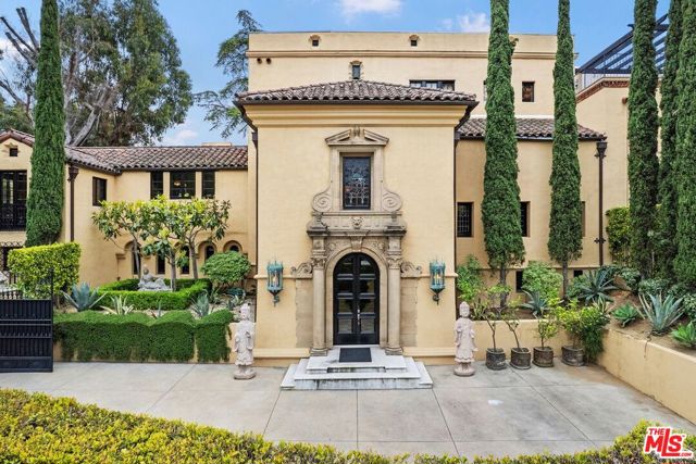 4320 Cedarhurst Circle, Los Angeles CA: https://media.crmls.org/mediaz/74207706-a201-4964-9fb8-0b41ece1acbe.jpg
