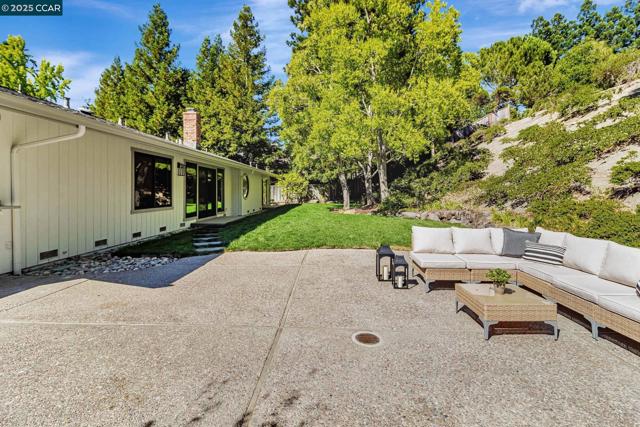 38 Sanders Ranch Rd, Moraga CA: https://media.crmls.org/mediaz/7420a1b1-a6e4-4247-a675-dc126c7b8d67.jpg