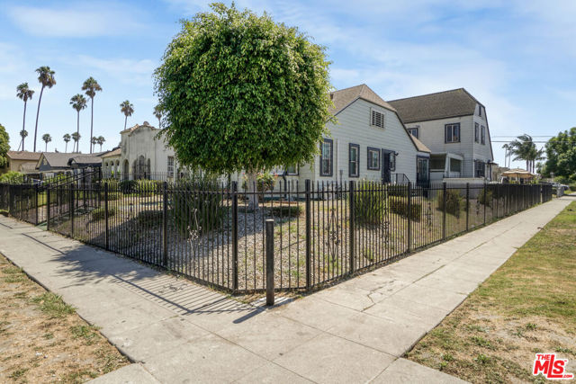 2074 W 54th Street, Los Angeles CA: https://media.crmls.org/mediaz/742154ac-83b9-4216-935e-7103029c0531.jpg