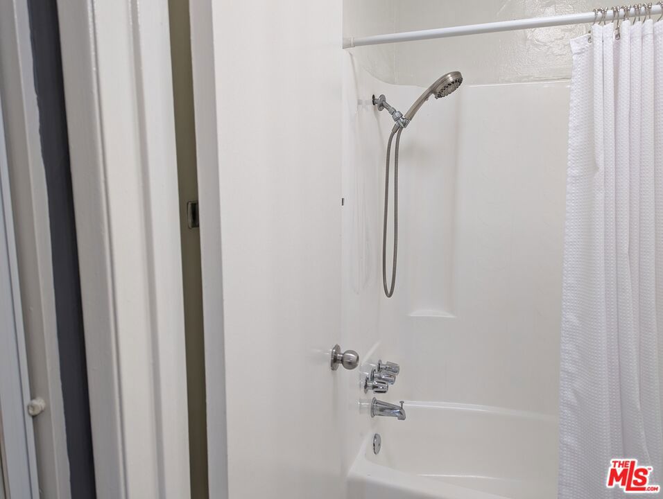 https://media.crmls.org/mediaz/74216e38-4444-4623-8e75-3a43dc94c4e6.jpg?preset=X-Large