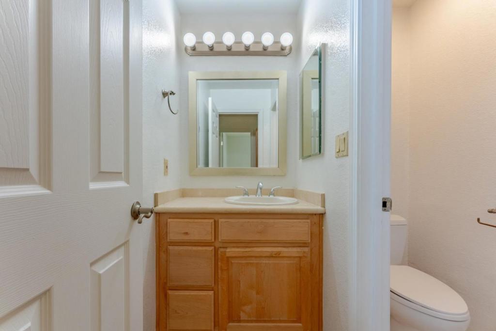 https://media.crmls.org/mediaz/74219daa-809c-4945-bc4e-5f7ec56f98d9.jpg?preset=X-Large