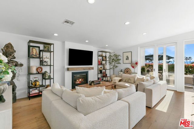 29500 Heathercliff Road, Malibu CA: https://media.crmls.org/mediaz/74231a4d-9c41-4e5e-abd9-bddad66f6b76.jpg
