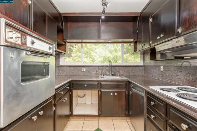 2345 Paloma Ct, Pinole CA: https://media.crmls.org/mediaz/74236658-7294-4d08-8a13-4c159f814bef.jpg