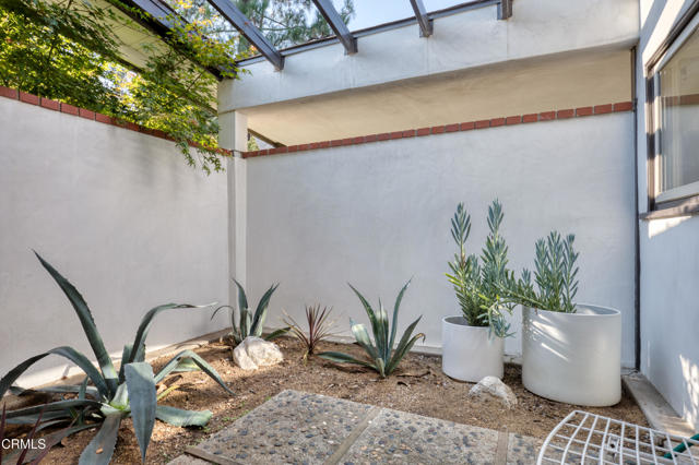 1570 Old House Road, Pasadena CA: https://media.crmls.org/mediaz/742434b1-41e8-4b71-8714-78657167f39d.jpg