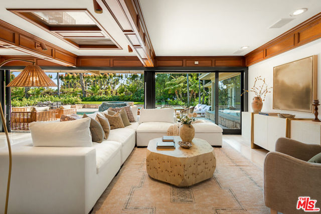 9996 Sunset Boulevard, Beverly Hills CA: https://media.crmls.org/mediaz/74245914-c62f-46f6-a893-0f046dc19c97.jpg