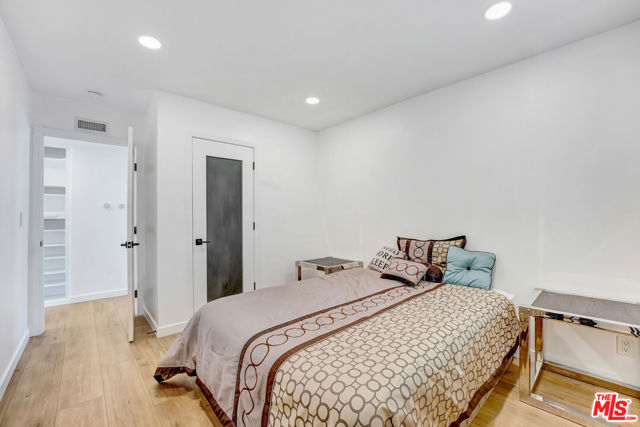 6409 Graves Avenue, Lake Balboa CA: https://media.crmls.org/mediaz/7425bc43-3472-4d9c-aaf8-9fcd2fbb22b8.jpg