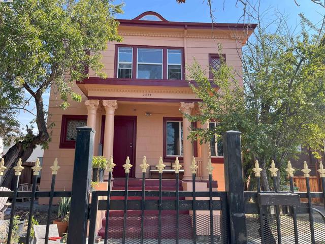 2324 9Th Ave, Oakland CA: https://media.crmls.org/mediaz/74260cdc-88dd-47c4-9ce8-1472327215a4.jpg