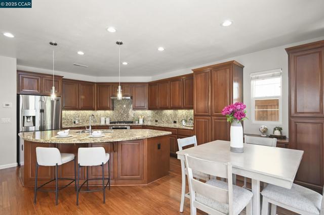 2371 Magnolia Bridge Dr, San Ramon CA: https://media.crmls.org/mediaz/742649ae-2eb9-4d4f-86e9-749398a37b18.jpg