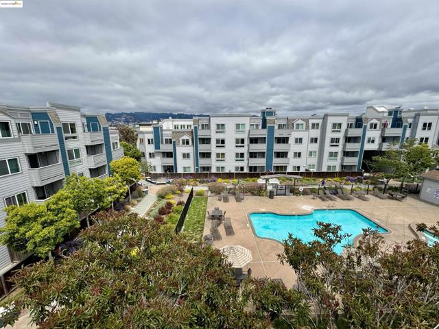 6400 Christie Ave, Emeryville CA: https://media.crmls.org/mediaz/7426abc0-986e-4f9e-982b-1033e61e4efa.jpg