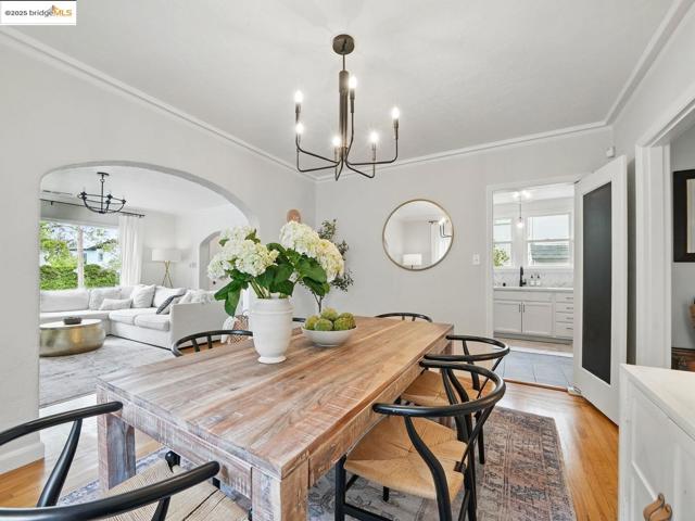 3712 Maple AVE, Oakland CA: https://media.crmls.org/mediaz/74276383-1cb0-48c2-9a02-7bdd33db3b8f.jpg
