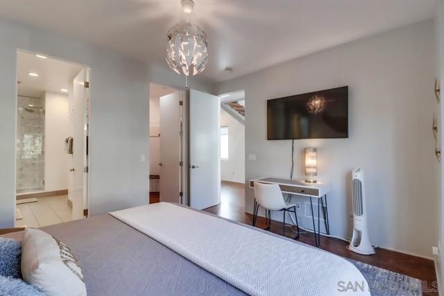 1016 1st St, Coronado CA: https://media.crmls.org/mediaz/74276554-8d3d-4c96-a716-2b1c7adce949.jpg