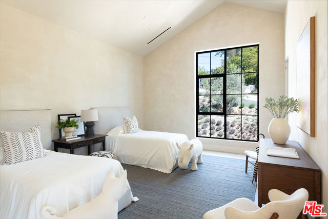 24172 Lupin Hill Road, Hidden Hills CA: https://media.crmls.org/mediaz/7427b174-4d7e-41c6-8a8a-542deee5fa88.jpg