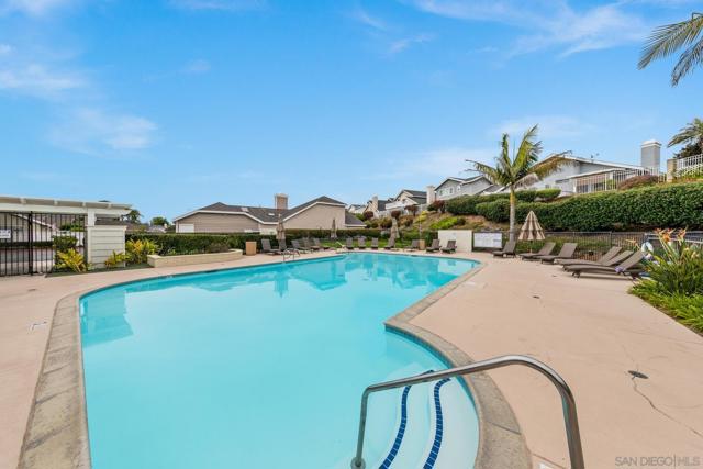 802 Spindrift Ln, Carlsbad CA: https://media.crmls.org/mediaz/74283b27-41bb-4a6b-ac09-c758f7aca548.jpg