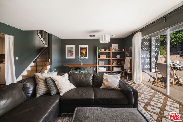 4748 Round Top Drive, Los Angeles CA: https://media.crmls.org/mediaz/74287e84-33b2-4670-a278-ded9d1fc14c3.jpg