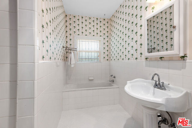 924 S Orange Grove Avenue, Los Angeles CA: https://media.crmls.org/mediaz/7428b326-a603-4546-aa6d-ac416a183792.jpg