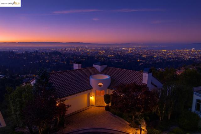 6413 Gwin Ct, Oakland CA: https://media.crmls.org/mediaz/74293289-f53b-4d66-a579-d5dd92dfc4c4.jpg