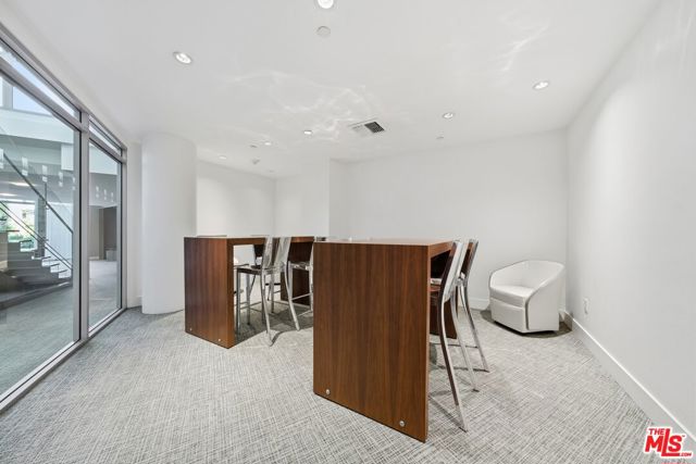 13700 Marina Pointe Drive, Marina del Rey CA: https://media.crmls.org/mediaz/74295ee3-8090-4ce9-a62f-03832c8f9507.jpg