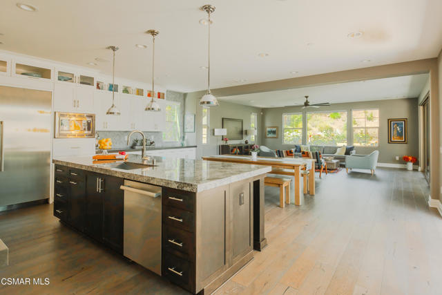 1323 Arroyo View Street, Thousand Oaks CA: https://media.crmls.org/mediaz/742cba14-120b-4ae8-916d-2562ac1e0fff.jpg