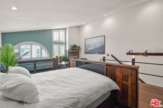 10926 Bluffside Drive, Studio City CA: https://media.crmls.org/mediaz/742d9454-c232-49af-bb92-28e7e90b9f23.jpg