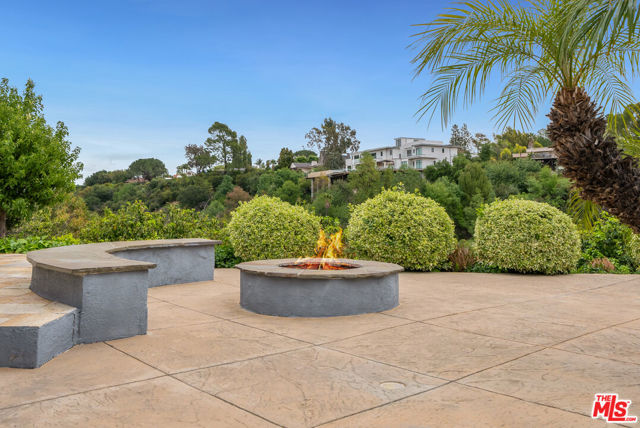 15901 High Knoll Road, Encino CA: https://media.crmls.org/mediaz/742e53f0-8195-4767-9a1f-a71e3fca4b17.jpg