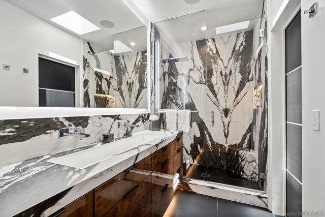 5560 Moonlight Lane, La Jolla CA: https://media.crmls.org/mediaz/742edc90-2220-4444-9228-a2b0416026c4.jpg