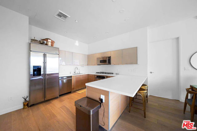801 S Grand Avenue, Los Angeles CA: https://media.crmls.org/mediaz/7430c8b7-087f-4e09-938c-3768e35ee63d.jpg