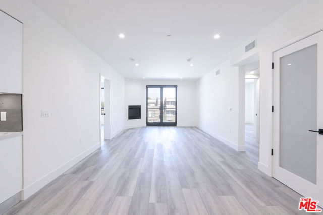 11800 Courtleigh Drive, Los Angeles CA: https://media.crmls.org/mediaz/7431585e-7974-4183-bd35-6f49bcbc6355.jpg