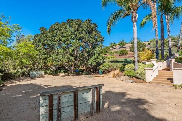 7345 Vista Rancho Ct, Rancho Santa Fe CA: https://media.crmls.org/mediaz/7433032b-b023-44e5-8e80-448ef4249ed4.jpg