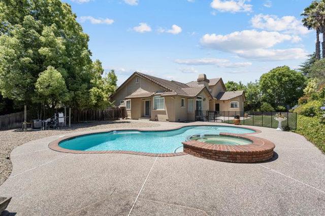 120 Tierra Del Sol, Hollister CA: https://media.crmls.org/mediaz/74335041-51de-409c-a0a2-836ef026deba.jpg