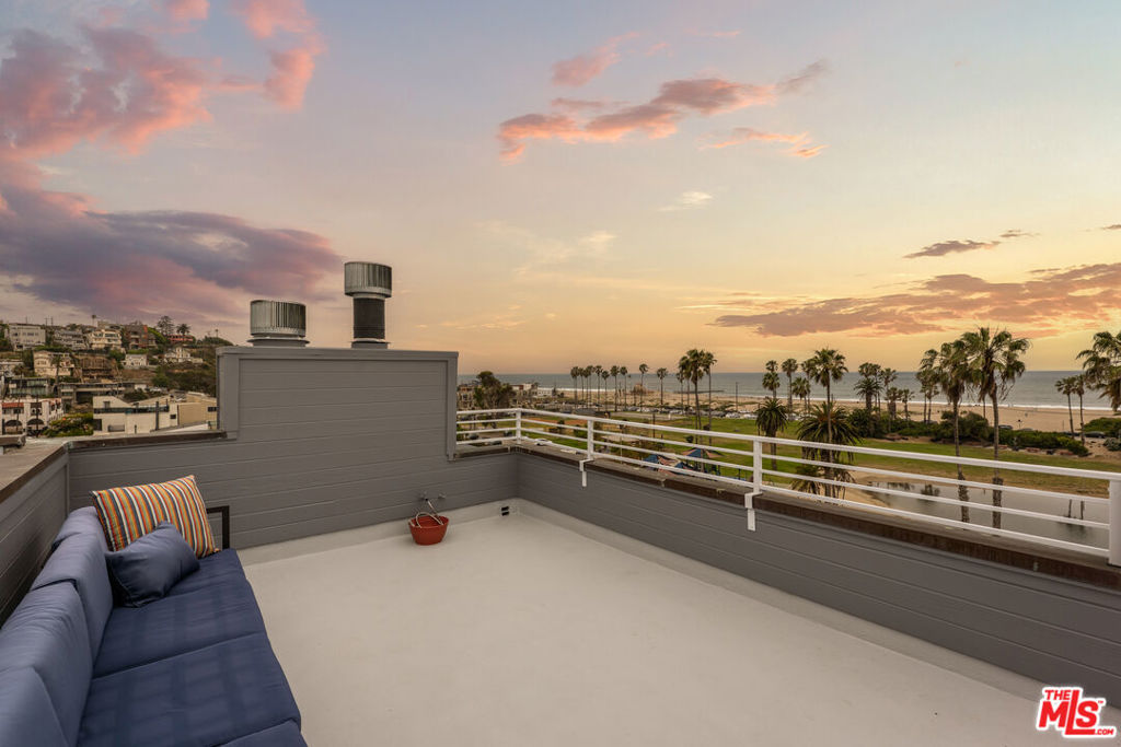 6624 Vista Del Mar