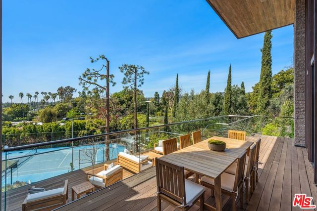 1005 Elden Way, Beverly Hills CA: https://media.crmls.org/mediaz/74354251-2688-496f-92b0-4e0227435873.jpg