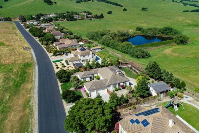 334 Paseo Gularte, San Juan Bautista CA: https://media.crmls.org/mediaz/7435b3a5-fa86-4c55-99af-9c76179e046b.jpg