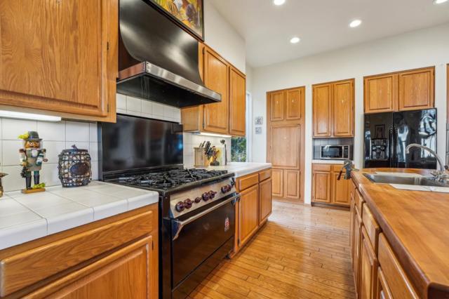25 Oakhurst Road, San Rafael CA: https://media.crmls.org/mediaz/7436aee0-08a5-4f83-8f66-ec50a86db986.jpg
