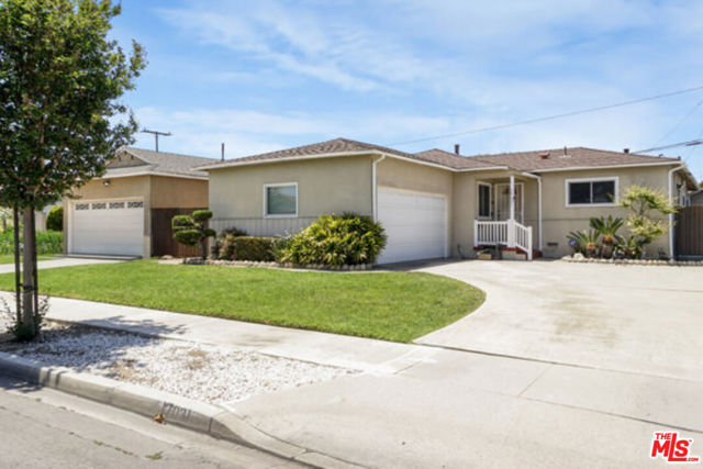 17031 Wilton Place, Torrance CA: https://media.crmls.org/mediaz/7437a079-3804-48cd-ab6f-83dd10de6524.jpg
