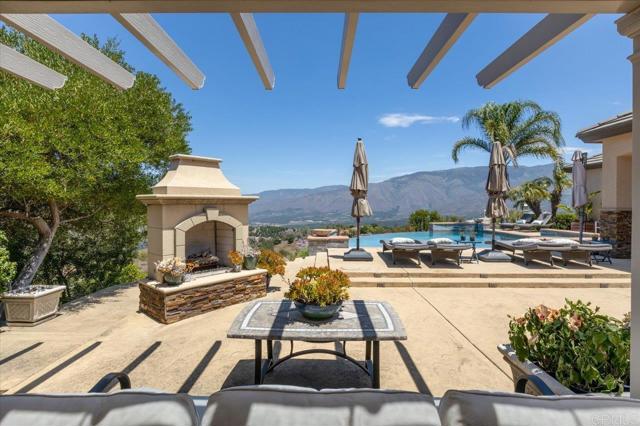 31662 Orange Blossom Ct, Valley Center CA: https://media.crmls.org/mediaz/7437b9a0-165b-4a22-a383-02915bd252a6.jpg