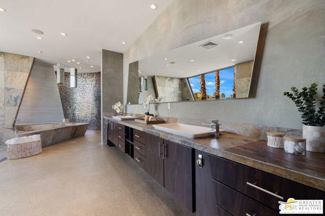 25 Sierra Vista Drive, Rancho Mirage CA: https://media.crmls.org/mediaz/7437be89-963f-4067-9327-d36cd8658791.jpg