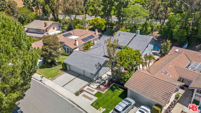 19 Rippling, Irvine CA: https://media.crmls.org/mediaz/74388998-6f4a-4a42-835d-a0f18c4a5f07.jpg