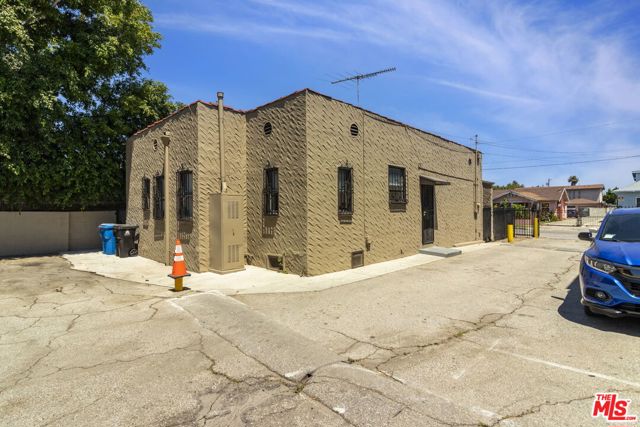 820 -824 W 95th Street, Los Angeles CA: https://media.crmls.org/mediaz/743928d6-f5fd-41ba-b4c0-bd588217f636.jpg