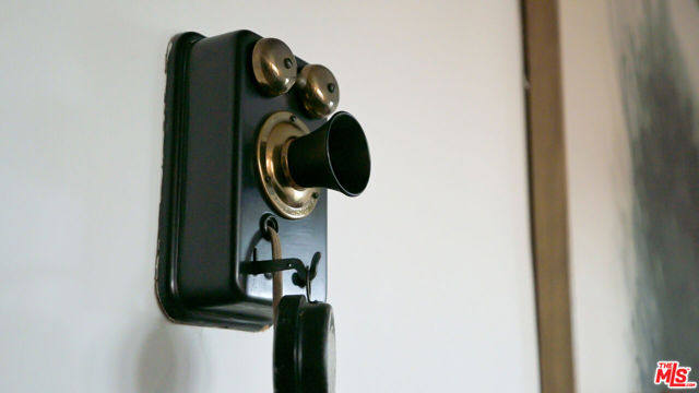 2200 Maravilla Drive, Los Angeles CA: https://media.crmls.org/mediaz/7439c7f1-5eef-40d0-8540-3ef6243edb7b.jpg