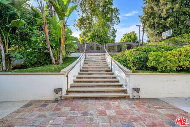 10321 Rochester Avenue, Los Angeles CA: https://media.crmls.org/mediaz/743ae010-97f2-4cc5-8775-cd80eca73b7b.jpg