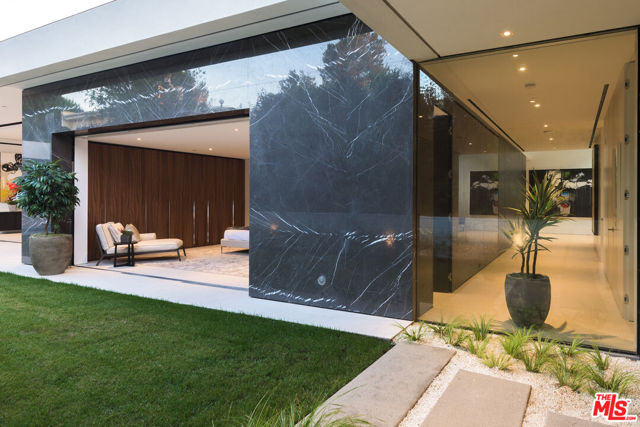 1535 Carla, Beverly Hills CA: https://media.crmls.org/mediaz/743d4650-cbb6-47f4-8d60-464a8f29e0b2.jpg