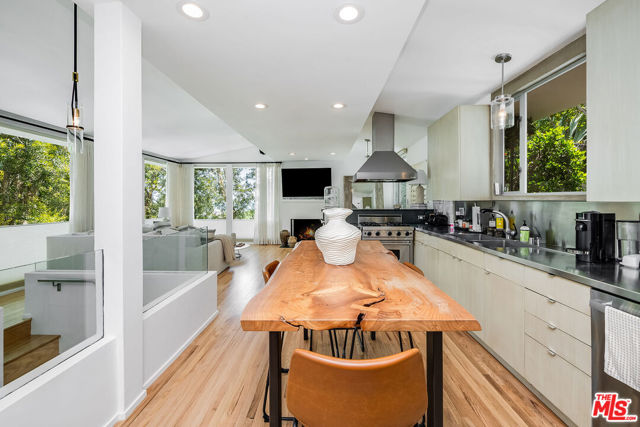 1331 CORDELL Place, Los Angeles CA: https://media.crmls.org/mediaz/743d8661-2d6e-45fd-8446-331521e77f9f.jpg