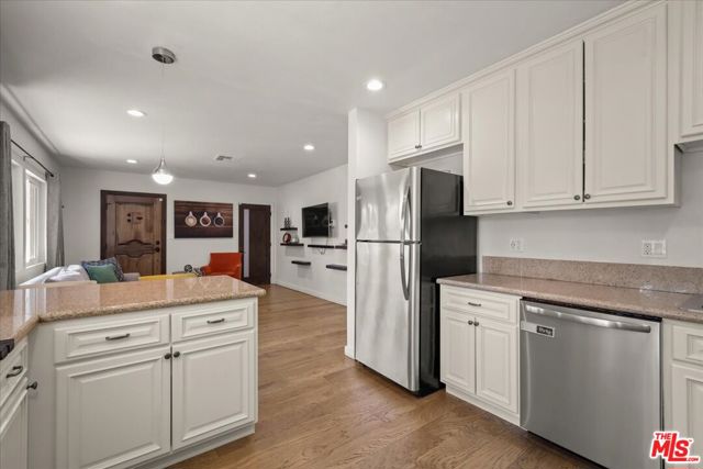 7427 Cleon Avenue, Sun Valley CA: https://media.crmls.org/mediaz/743d8838-57fb-491f-a8f3-3084c4332e1b.jpg