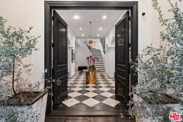 1600 Clear View Drive,  CA: https://media.crmls.org/mediaz/743e74de-6e1a-414c-b32b-f013651e8c3b.jpg