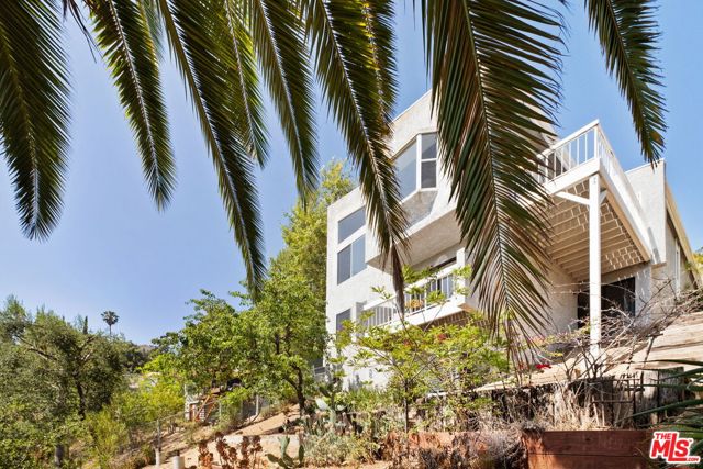 21694 Yucatan Avenue, Woodland Hills CA: https://media.crmls.org/mediaz/743e8d82-595b-4b6e-8423-018d9d15b8a9.jpg