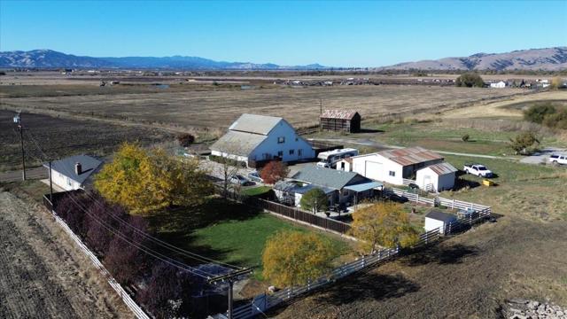 1204 Shore Road, Hollister CA: https://media.crmls.org/mediaz/743fc455-afa1-499e-8123-88534bdd497f.jpg