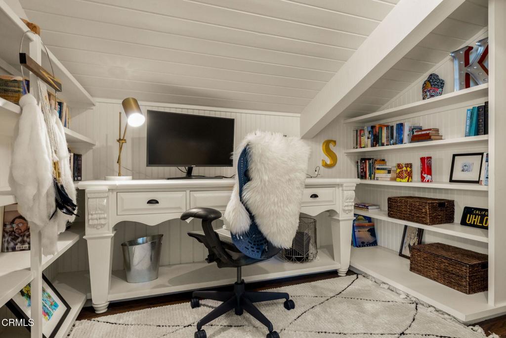 https://media.crmls.org/mediaz/74407bdf-99d2-4501-850f-ff5d2285154a.jpg?preset=X-Large