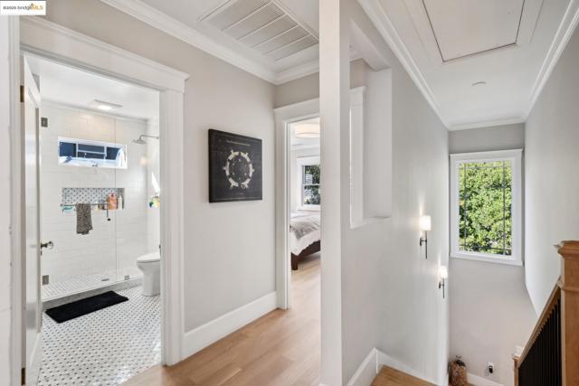 946 Alma Pl, Oakland CA: https://media.crmls.org/mediaz/7440b9ef-f477-4b6d-a34b-dad47e29804e.jpg